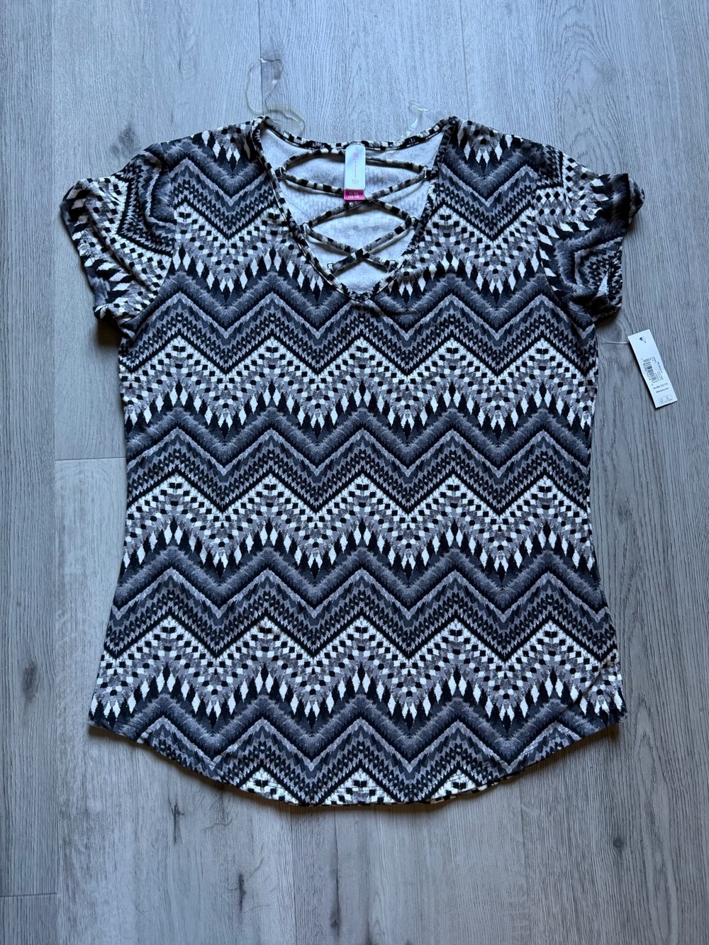 NWT No Boundaries Crisscross V-Neck Tee Geometric Chevron Top Black Gray